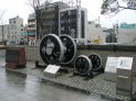 駅前広場にある記念碑